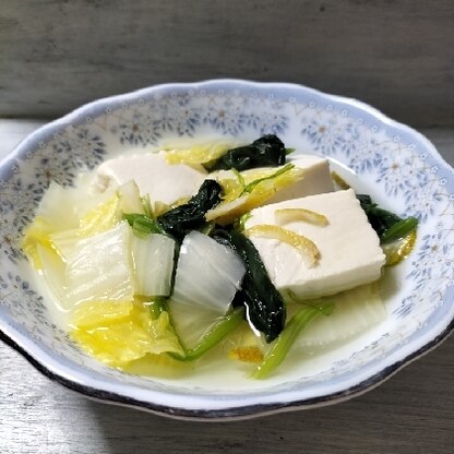 きょうはこちら♬柚子皮の香りがすっごくいい✨ほうれん草入りで優しいお味の湯豆腐に♡外食で湯豆腐のお値段が高くてびっくりした事が…これだと８００円取れます❢感謝❦